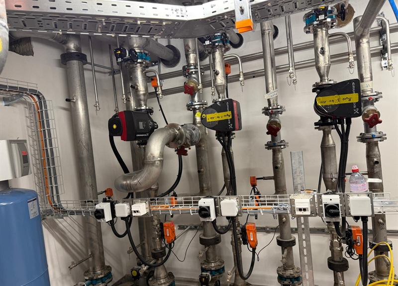 Verteiler aus Edelstahl mit Pumpen, Schmutzfängern und einer durchgehenden Kabeltrasse mit Reparaturschaltern